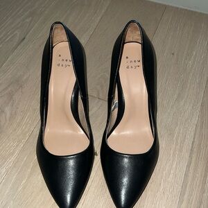 Black pumps